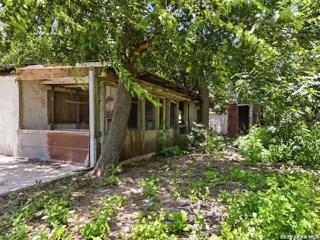 312 E Brazos St, Uvalde, TX 78801 - #3