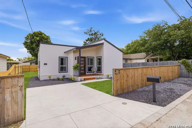 733 E Walnut St, Seguin, TX 78155 - #2