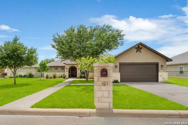 121 Fairway Dr, Floresville, TX 78114 - #1