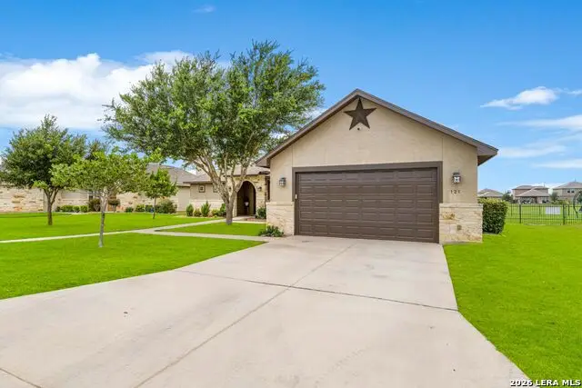 121 Fairway Dr, Floresville, TX 78114 - #3