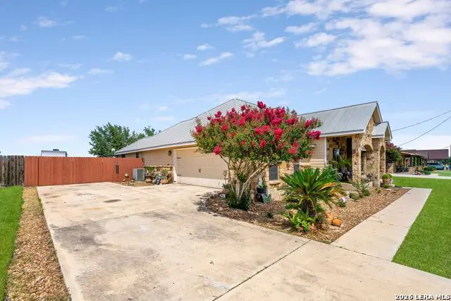 630 N Dickson St, Poth, TX 78147 - #3