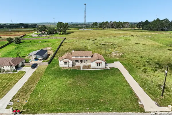109 Medora Branch, Floresville, TX 78114