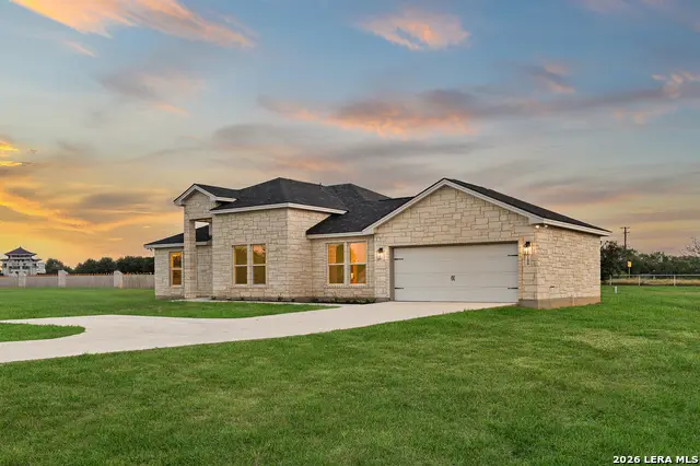 100 W Medium Meadow Dr, Lytle, TX 78052 - #2