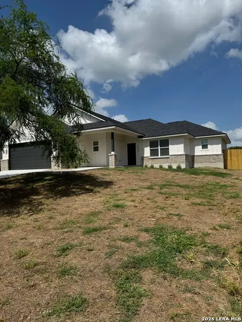 2000 Owens Ave, Three Rivers, TX 78071