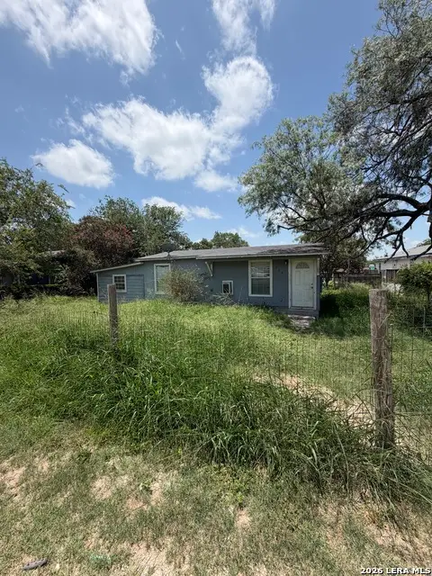904 Pine St, Floresville, TX 78114 - #2