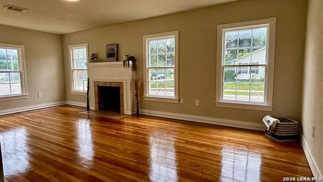 904 Bismark St, Seguin, TX 78155 - #3