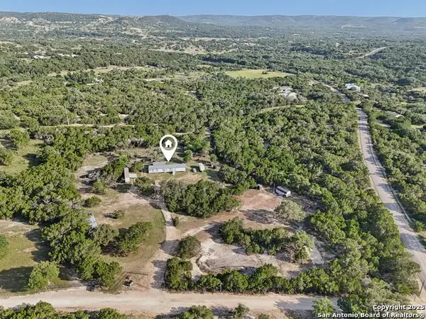 160 Deer View Dr, Pipe Creek, TX 78063