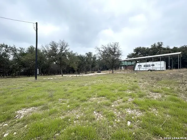 557 Squirrel Bnd, Uvalde, TX 78801