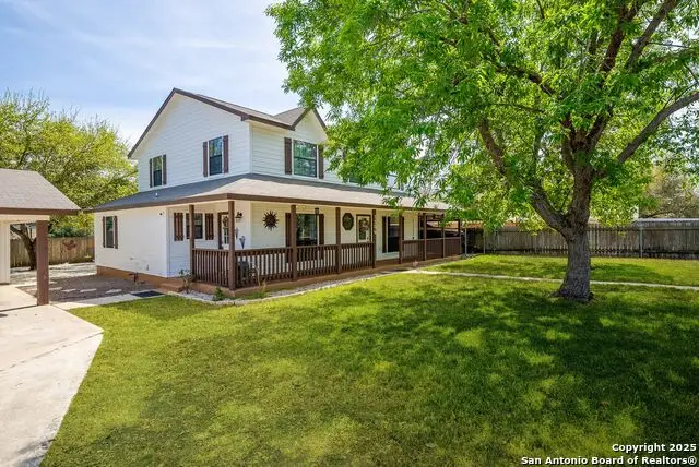 1506 D St, Floresville, TX 78114 - #2
