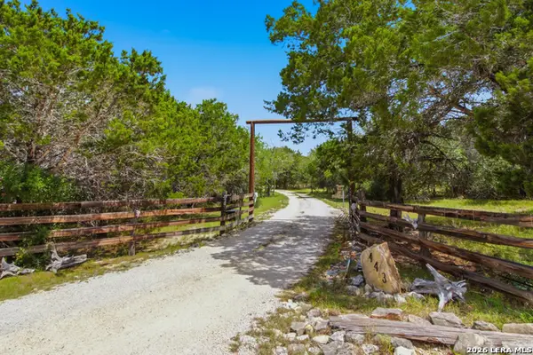 443 Oak Hills Rd, Pipe Creek, TX 78063
