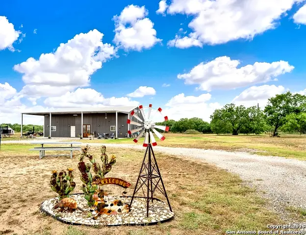 757 Joy Ln, Floresville, TX 78114 - #2