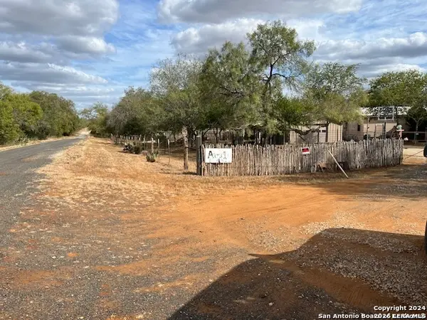 326 W Pr 324, Jourdanton, TX 78026