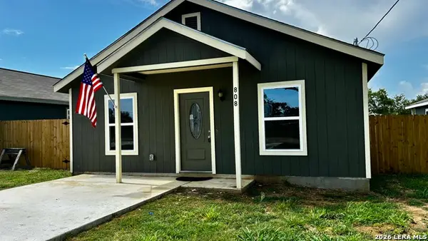 808 E 6th St, Nixon, TX 78140