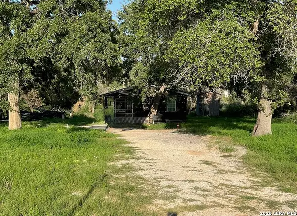 127 Little Creek Dr., Floresville, TX 78114