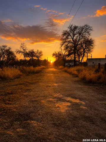 122 Woodcrest Rd, Somerset, TX 78069