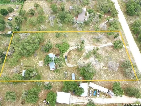 318 Shady Oaks, Floresville, TX 78114