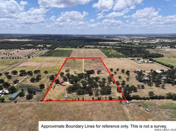 497 Luckenbach Rd, Fredericksburg, TX 78624