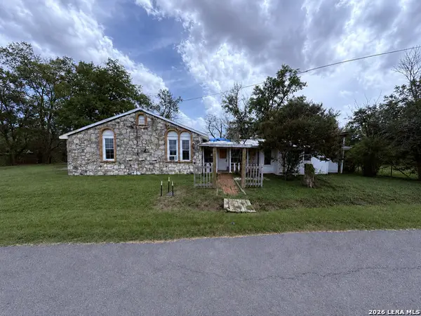 897 Zig Zag Ave, Devine, TX 78016