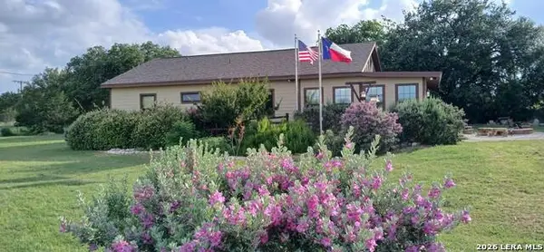 1355 Broad Oak Dr, Bandera, TX 78003