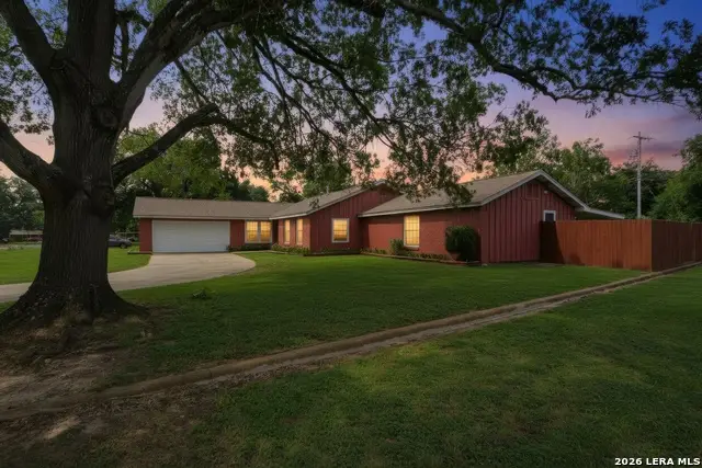 318 Delany St, Seguin, TX 78155 - #2