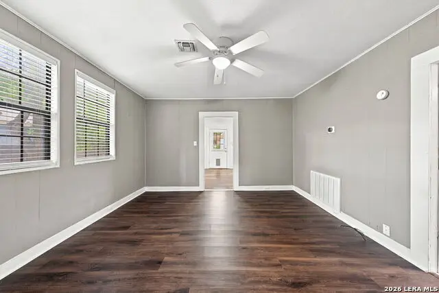 204 E Davis St, Kerrville, TX 78028 - #2
