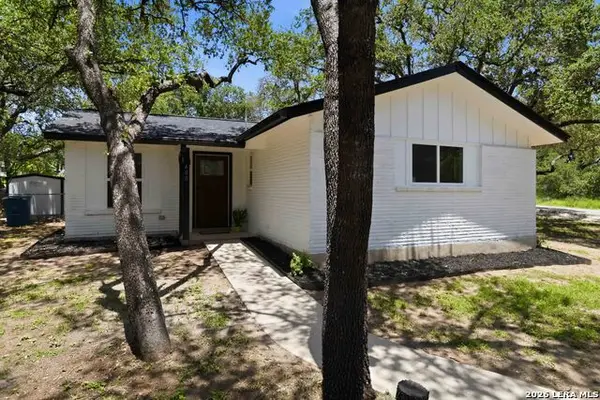 400 Wedgewood Way, Devine, TX 78016