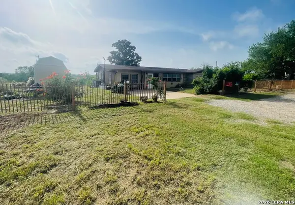 141 County Road 779, Devine, TX 78016