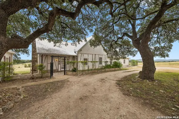 48 Holiday Rd, Comfort, TX 78013