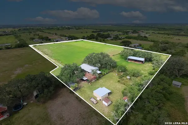 235 County Road 7712, Devine, TX 78016