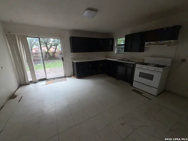 423 N San Ignacio Ave, San Antonio, TX 78228 - #3
