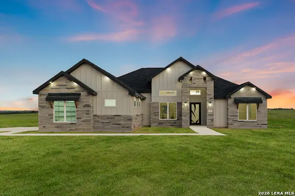 116 Pioneer Dr, La Vernia, TX 78121