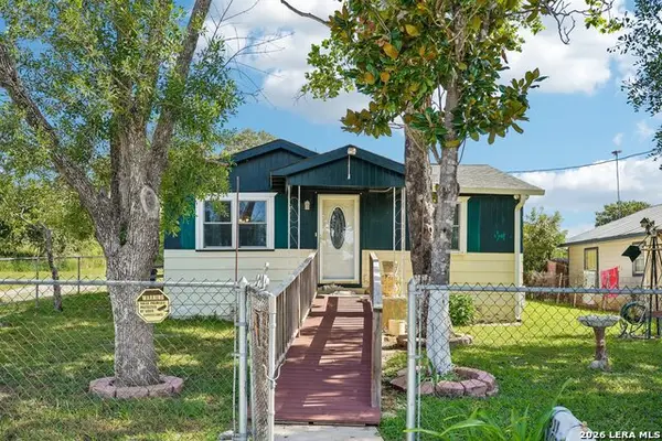 619 Webb Ave, Devine, TX 78016