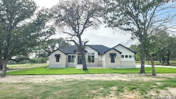 105 Pioneer Trl, Adkins, TX 78101