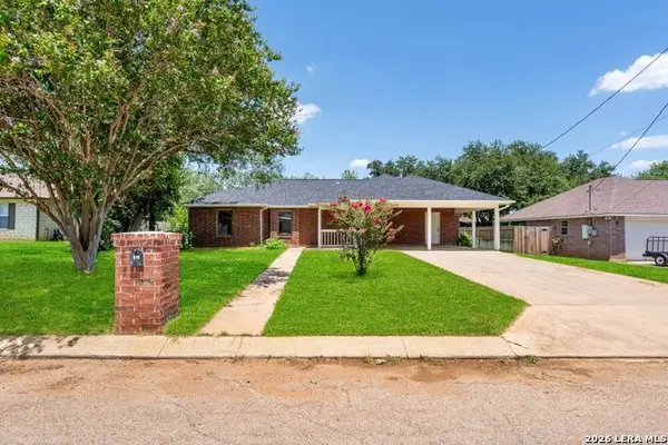 109 Windcrest, Floresville, TX 78114