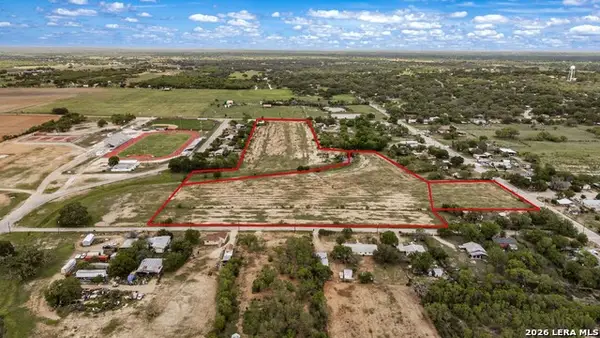 000 Colonial West, Devine, TX 78016