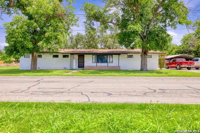 1019 E Leona Rd, Uvalde, TX 78801 - #1