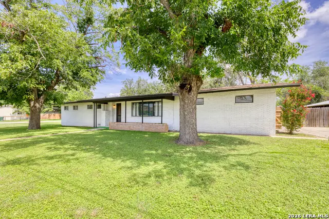 1019 E Leona Rd, Uvalde, TX 78801 - #2
