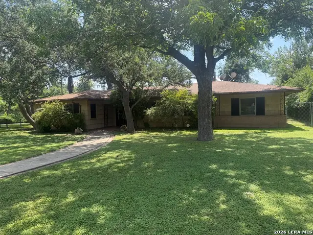 905 Black St, Uvalde, TX 78801 - #1