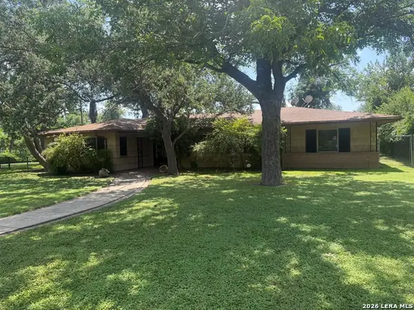 905 Black St, Uvalde, TX 78801