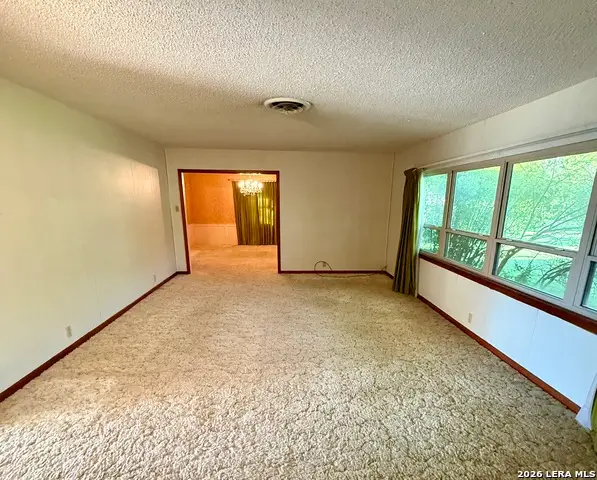905 Black St, Uvalde, TX 78801 - #2