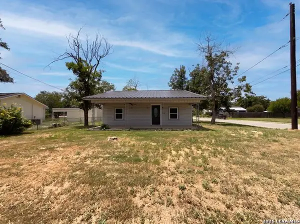 725 Kelly St, Poteet, TX 78065