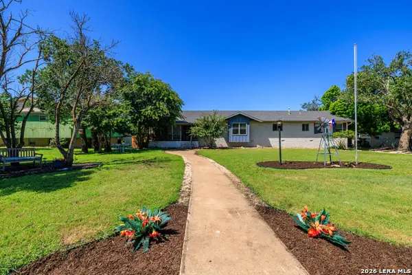 1009 W Main St, Kerrville, TX 78028