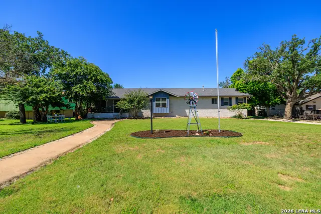 1009 W Main St, Kerrville, TX 78028 - #2