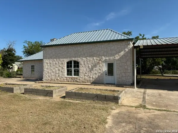 110 Tyler Ave, Sabinal, TX 78881