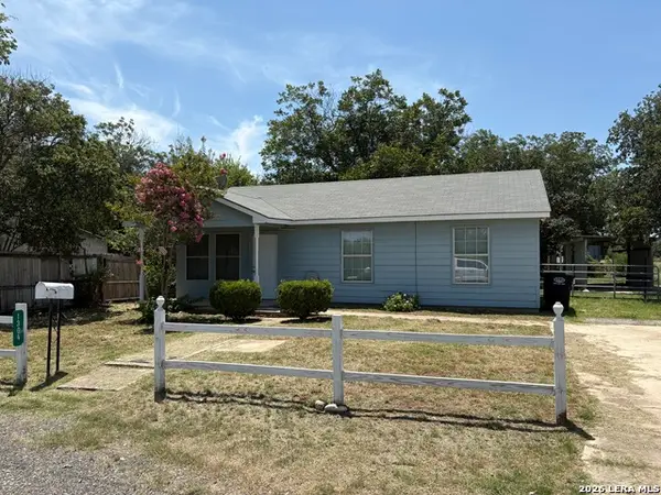 1304 Avenue D, Hondo, TX 78861