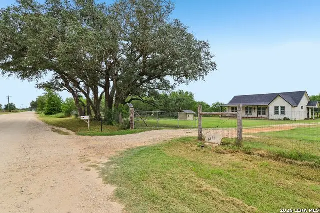 1213 County Road 1670, Moore, TX 78057 - #2