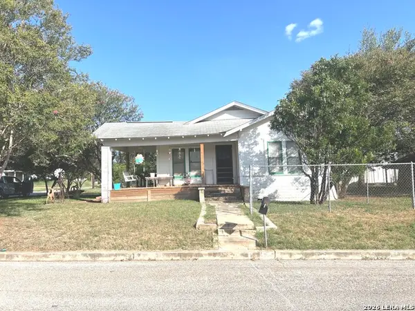 1414 C St, Floresville, TX 78114