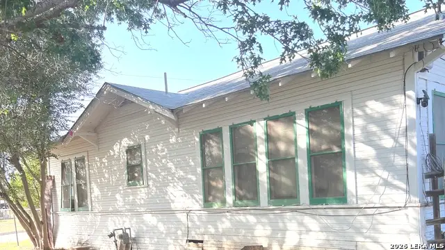 1414 C St, Floresville, TX 78114 - #2