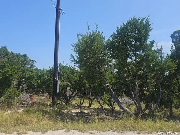 9,10 Elmhurst Dr, Lakehills, TX 78063
