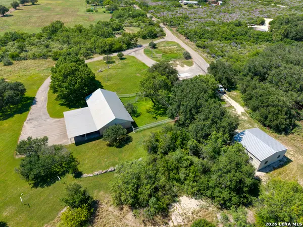 433 Mills Ln, Uvalde, TX 78801